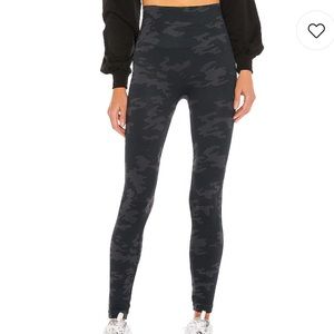 SPANX Look At Me Now Leggings in Black Camo